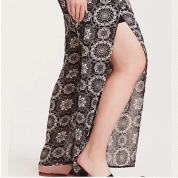 TORRID Medallion Chiffon Side Slit Pants Black White Size 2 2X NWT - Picture 4 of 8